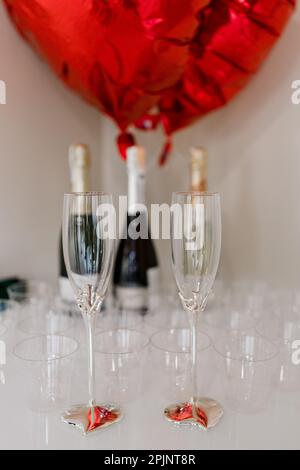 Ein Champagnerglas auf dem Festtisch Stockfoto