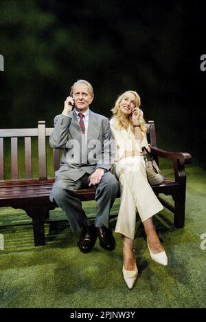 Harry Ditson (Courtney Henderson), Jerry Hall (Sugar Moran) in BENCHMARK von Bud Shrake & Michael Rudman am New End Theatre, London NW3 13/09/2002 Design: Paul Farnsworth Regisseur: Michael Rudman Stockfoto