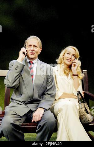 Harry Ditson (Courtney Henderson), Jerry Hall (Sugar Moran) in BENCHMARK von Bud Shrake & Michael Rudman am New End Theatre, London NW3 13/09/2002 Design: Paul Farnsworth Regisseur: Michael Rudman Stockfoto