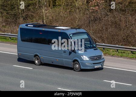 2013 Grau Mercedes Benz Sprinter Bus 2143 ccm Diesel, Stadtbus mieten, Luxus-Minibus, 16-Sitzer-Van, Fahrt auf der Autobahn M61, Großbritannien Stockfoto