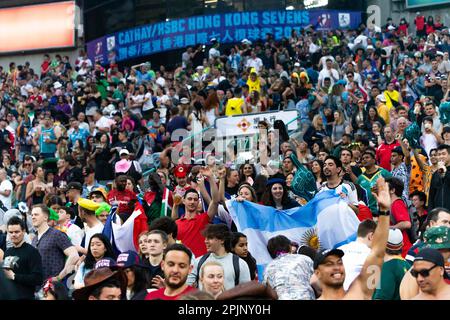 Hongkong, China. 02. April 2023. Fans des Teams Argentina mit der Nationalflagge Argentiniens auf Cathay Pacific/HSBC Hong Kong Sevens 2023. Kredit: SOPA Images Limited/Alamy Live News Stockfoto