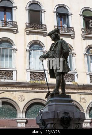 Carlo Goldoni, 1707-1793. Italienischer Dramatiker und Librettist. Statue in Campo San Bartolomeo, Venedig, Italien, geschaffen vom italienischen Bildhauer Antonio D. Stockfoto
