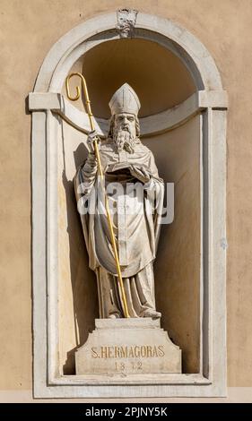 Ljubljana, Slowenien. Statue des Heiligen Hermagoras außerhalb von St. Nicholas-Kathedrale. Heiliger Hermagoras, auch bekannt als Heiliger Hermagoras von Aquileia, fl. 3. oder 4 Stockfoto