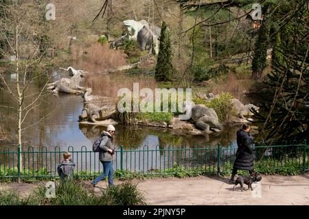 Im Crystal Palace Park am 3. April 2023 in London, England, können Besucher Dinosaurierskulpturen bewundern, die im viktorianischen Zeitalter zum Grad-I-Weltkulturerbe erklärt wurden. Der Crystal Palace Park erhielt £304.000 € vom National Lottery Heritage Fund, um bei der Verbesserung und Restaurierung seiner „Dinosaurierinsel“ zu helfen, auf der nur 10 Jahre nach der Prägung des Begriffs „Dinosaurier“ 30 Pterodaktylien, ein megalosaurus und Leguanodons geschaffen wurden. Und sieben Jahre, bevor Charles Darwin seine Evolutionstheorie veröffentlichte. Stockfoto