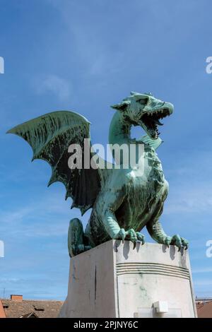 Ljubljana, Slowenien. Bronze Dragon auf der Art Nouveau Drachenbrücke. Der Ljubljana Dragon ist das Symbol der Stadt. Die Brücke wurde vom Architekten entworfen Stockfoto