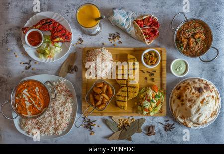 Indische Dishe kulinarisches Still Life. Gemischte indische Gerichte, Blick von oben Stockfoto