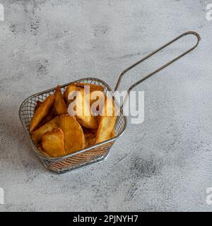 Indische Dishe kulinarisches Still Life. Korb mit Pommes-Kartoffeln Stockfoto
