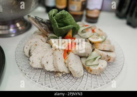 Eine Vorspeise, Delikatessen, gefüllter Fisch auf einem festlichen Tisch in einem Restaurant Stockfoto