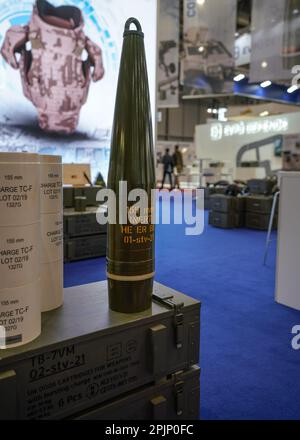 Brünn, Tschechien - 08. Oktober 2021: Große 155mm-mm-hochexplosive Artillerie-Munition mit erweiterter Reichweite wird auf der Verteidigungsmesse ausgestellt Stockfoto