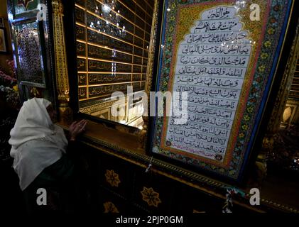 3. April 2023, Srinagar, Jammu und Kaschmir, Indien: SRINAGAR, JAMMU UND KASCHMIR, INDIEN - 2023/04/3: Kaschmirfrauen beten im Schrein von Sufi Saint Abdul Qadir Jeelani (RA) am 12. Tag des islamischen Monats Ramadan in Srinagar das Sommergefängnis der Indianer verwaltete Kaschmir. (Kreditbild: © Mubashir Hassan/Pacific Press via ZUMA Press Wire) NUR REDAKTIONELLE VERWENDUNG! Nicht für den kommerziellen GEBRAUCH! Stockfoto