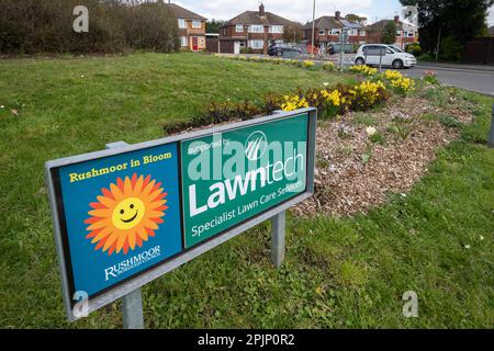 4. April 2023. Blumenbeete in Kreisverkehre in Farnborough, Hampshire, Großbritannien, wurden dieses Jahr vom Rushmoor Borough Council mit Zwiebeln und mehrjährigen Pflanzen anstelle der üblichen Jahreszeiten. In den Vorjahren waren die Blumen stark bewässert worden. Die neuen Anlagen sollten kostengünstiger und nachhaltiger sein, da sie weniger Wasser benötigen und besser für die Hitzewellen und Dürren im Sommer geeignet sind, die aufgrund des Klimawandels immer häufiger auftreten. Stockfoto