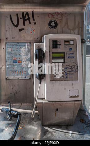 Kopenhagen, Dänemark - 13. September 2010: Nahaufnahme eines verschmutzten öffentlichen Münztelefons mit Graffiti auf der Hauptstraße von Norre Voldgade Stockfoto