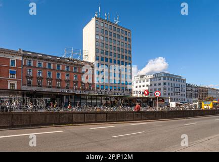 Kopenhagen, Dänemark - 13. September 2010: Stadtbild mit hohen Bürogebäuden am Bahnhof Norreport. Hunderte von Fahrrädern, Menschen und Stockfoto