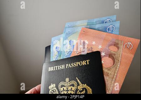 Britischer blauer Pass mit Eurobetscheinen im Inneren. Stockfoto