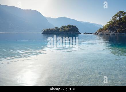 Der Strand von Oludeniz ist die Blue Flag Coast, die besten Strände in der Türkei, Fethiye Mugla Provinz. Herbstatmosphäre ohne Menschen. Stockfoto