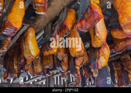 Hákarl, Nationalgericht aus fermentiertem Grönlandhai (Somniosus microcephalus), faules Fleisch, das im Freiluftschuppen in Snaefellsnes, Island, zum Trocknen hängt Stockfoto