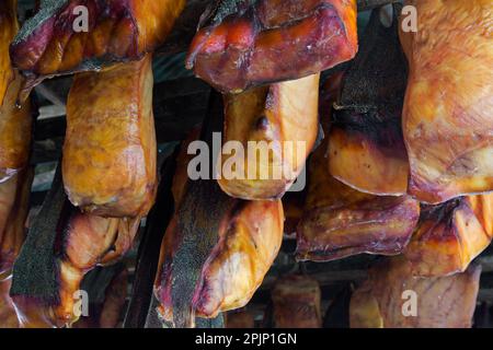 Hákarl, Nationalgericht aus fermentiertem Grönlandhai (Somniosus microcephalus), faules Fleisch, das im Freiluftschuppen in Snaefellsnes, Island, zum Trocknen hängt Stockfoto