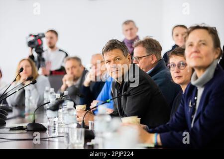 03. April 2023, Ukraine, Slawutytsch: Robert Habeck (Bündnis 90/die Grünen, M), Bundesminister für Wirtschaft und Klimaschutz, trifft sich mit Einwohnern der Gemeinde Slavutych. Die Kleinstadt wurde Ende der 1980er Jahre nach dem Unfall des Kernkraftwerks Tschernobyl (KKW) nur 45 Kilometer östlich wieder aufgebaut. Die Stadt diente als neues Zuhause für die Arbeiter des Kernkraftwerks, das bis 2000 aktiv war, nachdem die alte Kraftwerkstadt Prypyat evakuiert wurde. Die Stadt mit rund 25.000 Einwohnern war Ende März kurz von russischen Truppen besetzt. Foto: Ch Stockfoto