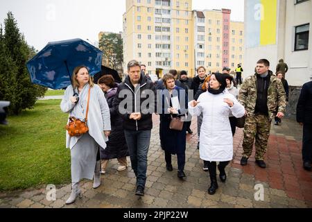 03. April 2023, Ukraine, Slawutytsch: Robert Habeck (Bündnis 90/die Grünen, 3. von links), Bundesminister für Wirtschaft und Klimaschutz, trifft sich mit Einwohnern der Gemeinde Slavutych. Die Kleinstadt wurde Ende der 1980er Jahre nach dem Unfall des Kernkraftwerks Tschernobyl (KKW) nur 45 Kilometer östlich wieder aufgebaut. Die Stadt diente als neues Zuhause für die Arbeiter des Kernkraftwerks, das bis 2000 aktiv war, nachdem die alte Kraftwerkstadt Prypyat evakuiert wurde. Die Stadt mit rund 25.000 Einwohnern war Ende des kurz von russischen Truppen besetzt Stockfoto