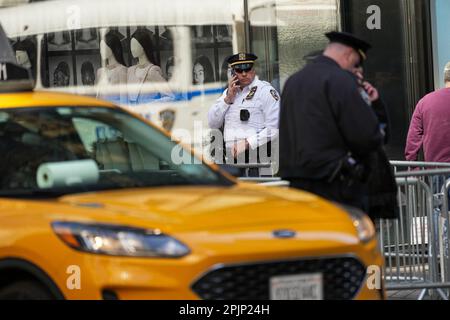 New York, Usa. 03. April 2023. Strafverfolgungsbeamte stehen vor dem Trump Tower nach der Anklage des ehemaligen Präsidenten Donald Trump in New York City am Montag, den 3. April 2023. Donald Trump wurde am Donnerstag von einer Grand Jury in Manhattan in über 30 Fällen angeklagt, die mit Geschäftsbetrug zusammenhängen. Staatsanwalt Alvin Bragg ermittelt gegen den ehemaligen Präsidenten in Verbindung mit seiner angeblichen Rolle in einem Geheimgeldsystem. Foto: John Nacion/UPI Credit: UPI/Alamy Live News Stockfoto