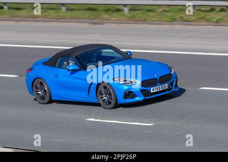 2019 Blau BMW Z4 SDRIVE301 M SPORT 1998 ccm Benzinmotor 8-Gang-Automatikgetriebe, 2-Sitzer-Cabriolet mit Softtop. Sportwagen; Fahrt auf der Autobahn M61, Großbritannien Stockfoto