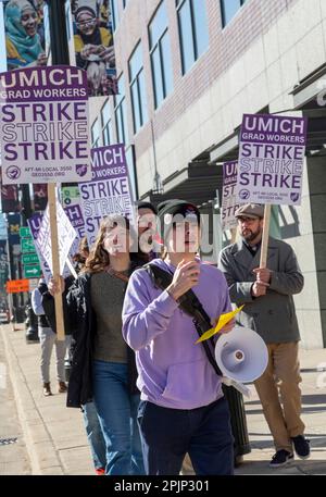 Detroit, Michigan, USA. 3. April 2023. Angestellte von Studenten der University of Michigan bedrängen das Detroit Center der Universität während ihres Streiks, um ihren Lebensunterhalt zu verdienen. Die 2.000 Mitglieder der Graduate Employees Organization/AFT verdienen 24.000 US-Dollar. Sie verlangen einen Lebenshaltungslohn von 38.500 Dollar. Kredit: Jim West/Alamy Live News Stockfoto