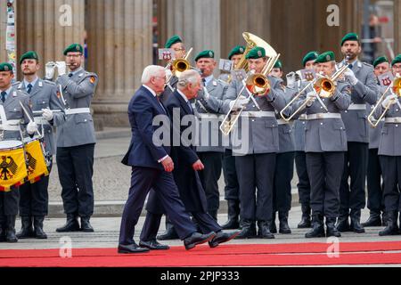 Ehrenformation am Brandenburger Tor: Bundespräsident Frank-Walter Steinmeier mit König Charles III Stockfoto