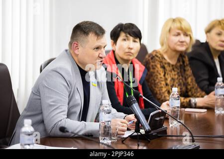 03. April 2023, Ukraine, Slawutytsch: Juri Fomichov (l), Bürgermeister der Gemeinde Slavutych, spricht bei einem Treffen mit dem deutschen Wirtschaftsminister Habeck. Slavutych wurde Ende der 1980er Jahre nach dem Unfall des Kernkraftwerks Tschernobyl (KKW) nur 45 Kilometer östlich wieder aufgebaut. Die Stadt diente als neues Zuhause für die Arbeiter des Kernkraftwerks, das bis 2000 aktiv war, nachdem die alte Kraftwerkstadt Prypyat evakuiert wurde. Die Stadt mit etwa 25.000 Einwohnern war Ende März kurz von russischen Truppen besetzt. Fomichov wurde während von den russischen Besatzern festgenommen Stockfoto