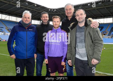 Jamie Allen von Coventry City mit Sponsoren in der Coventry Building Society Arena, Coventry. Foto: Montag, 3. April 2023. Stockfoto