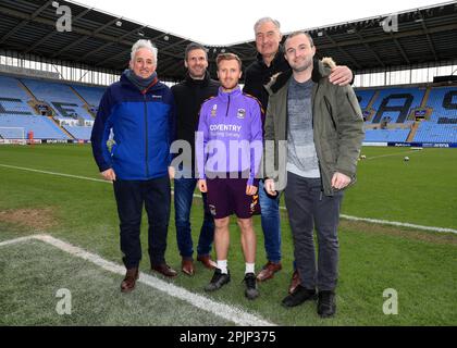 Jamie Allen von Coventry City mit Sponsoren in der Coventry Building Society Arena, Coventry. Foto: Montag, 3. April 2023. Stockfoto