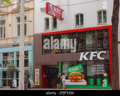 Wien, Österreich - 7. August 2022: KFC Fast Food Restaurant. Kentucky Fried Chicken (KFC) ist mit fast 20 Restaurants die zweitgrößte Restaurantkette der Welt Stockfoto