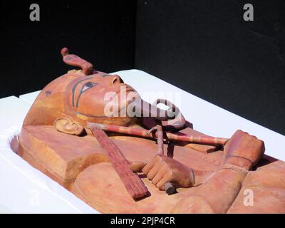 Paris, Frankreich. 03. April 2023. Der Sarkophag von Ramses II wird in einer Transportkiste im Grande Halle de la Villette ausgestellt. Der wichtige Herrscher des alten Ägypten wird in Paris im Rahmen der Wanderausstellung „Ramses und das Gold der Pharaonen“ ausgestellt. Kredit: Sabine Glaubitz/dpa/Alamy Live News Stockfoto