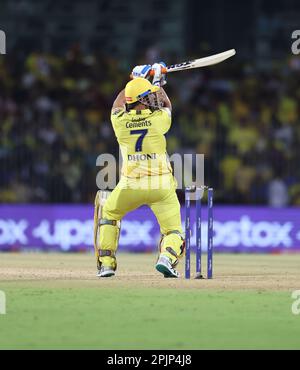 Chennai, Indien, 03/04/2023, Spiel Nr. 6 : TATA IPL 2023: CSK vs. LSG : Chennai Super Kings vs Lucknow Super Giants : MSD von CSK im MAC-Stadion in Chennai.CSK erzielte in 20 Overs 217 von 7 Punkten. Frau Dhoni Hit 2 setzt die Sechsen fort und war auf dem 3. Ball von Ravi Bishnoi und Bold Mark Wood Stockfoto