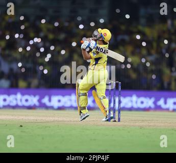 Chennai, Indien, 03/04/2023, Spiel Nr. 6 : TATA IPL 2023: CSK vs. LSG : Chennai Super Kings vs Lucknow Super Giants : MSD von CSK im MAC-Stadion in Chennai.CSK erzielte in 20 Overs 217 von 7 Punkten. Frau Dhoni Hit 2 setzt die Sechsen fort und war auf dem 3. Ball von Ravi Bishnoi und Bold Mark Wood Stockfoto