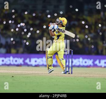 Chennai, Indien, 03/04/2023, Spiel Nr. 6 : TATA IPL 2023: CSK vs. LSG : Chennai Super Kings vs Lucknow Super Giants : MSD von CSK im MAC-Stadion in Chennai.CSK erzielte in 20 Overs 217 von 7 Punkten. Frau Dhoni Hit 2 setzt die Sechsen fort und war auf dem 3. Ball von Ravi Bishnoi und Bold Mark Wood Stockfoto