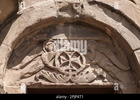 Steinschnitzereien mit Kreuz. Außenansicht des Klosters Jvari, es ist ein georgianisches orthodoxes Kloster aus dem 6. Jahrhundert, das sich auf dem Berggipfel in der Nähe des Mt Stockfoto