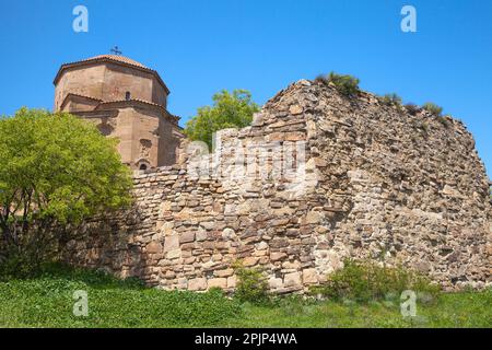 Jvari-Kloster Äußere an einem sonnigen Tag ist es ein georgianisch-orthodoxes Kloster aus dem 6. Jahrhundert, das sich auf dem Berggipfel in der Nähe von Mzcheta, Georgia, befindet Stockfoto