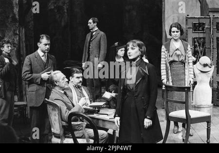 l-r: Craig Crosbie (Assistant Stage Manager), Paul Kiernan („Hamlet“), Robin Bailey (Director), Alan Towner (Prompter), Ralph Fiennes (The Son), Barbara Jefford (The Mother), Lesley Sharp (die Stieftochter), Hazel Ellerby („Lady-in-in-waiting“), im National THEATRE von The OLIVIER, PIRANDELLO, in SEARCH, IN the SIX CHARACTERS, in the London SE1 18/03/1987 Set-Design: Carl Toms Kostüme: Lindy Hemming Beleuchtung: Robert Bryan Regisseur: Michael Rudman Stockfoto