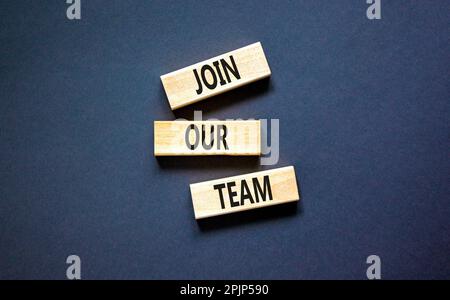 Treten Sie unserem Team Symbol bei. Concept Words Treten Sie unserem Team auf einem Holzblock auf einem wunderschönen schwarzen Tisch mit schwarzem Hintergrund bei. Und treten Sie unserem Teamkonzept bei. Polizist Stockfoto