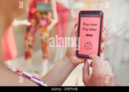 BNPL Jetzt kaufen, später bezahlen, Online-Shopping-Service auf dem Smartphone. Online-Shopping. Zahlung nach Lieferung. Schließen Sie die Zahlung nach dem Kauf ohne zusätzliche Kosten ab Stockfoto