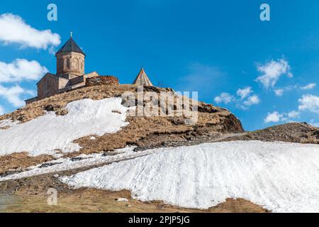 Landschaft mit Gergeti Trinity Church oder Holy Trinity Church in der Nähe des Dorfes Gergeti in Georgia. Die Kirche befindet sich am rechten Ufer der r Stockfoto