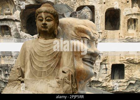 Longmen Grotten sind eine Reihe von Felsschreinen, in denen buddhistische Themen dargestellt werden, eine UNESCO-Weltkulturerbestätte ist eine der berühmtesten Stätten in Chin Stockfoto