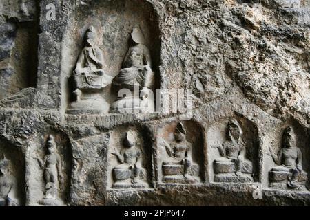 Longmen Grotten sind eine Reihe von Felsschreinen, in denen buddhistische Themen dargestellt werden, eine UNESCO-Weltkulturerbestätte ist eine der berühmtesten Stätten in Chin Stockfoto