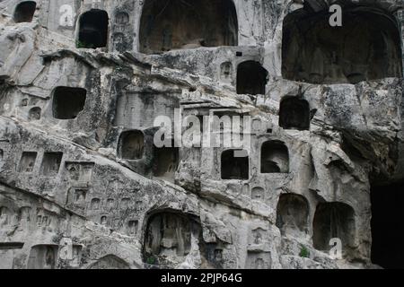 Longmen Grotten sind eine Reihe von Felsschreinen, in denen buddhistische Themen dargestellt werden, eine UNESCO-Weltkulturerbestätte ist eine der berühmtesten Stätten in Chin Stockfoto