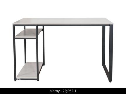 Vorderansicht eines leeren, modernen Computerschreibtisches aus Holz und Stahl, isoliert auf Weiß Stockfoto