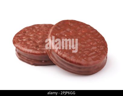 Zwei mit Schokolade überzogene runde Sandwichkekse, isoliert auf Weiß Stockfoto