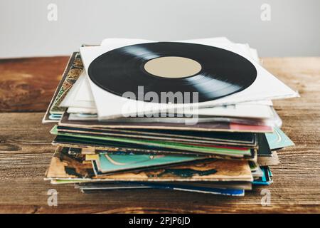 Ein Stapel Schallplatten. Musik aus der Aufnahme anhören. Wiedergabe von Musik von einer analogen Festplatte. Retro und Vintage. Stereo-Audio. Analoger Sound Stockfoto