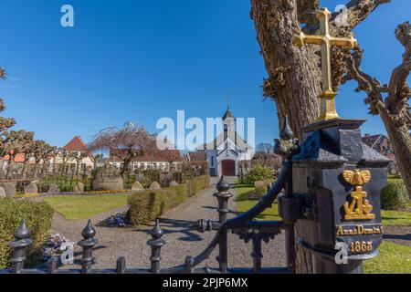 Kapelle und historischer Friedhof von 1863, altes Fischerdorf Holm, Schleswig-Stadt am Schlei-Fjord, Schleswig-Holstein, Norddeutschland, Europa Stockfoto