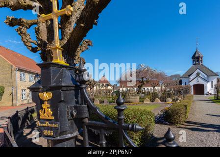 Kapelle und historischer Friedhof von 1863, altes Fischerdorf Holm, Schleswig-Stadt am Schlei-Fjord, Schleswig-Holstein, Norddeutschland, Europa Stockfoto