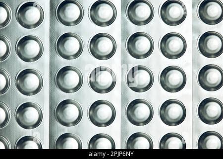 Tabletten und Kapseln Pille in Blisterpackungen in Reihe angeordnet. Arzneimittel - Tabletten, Pillen in Blisterpackungen, Medikamente Medikamente. Pharmazeutische Industrie Stockfoto